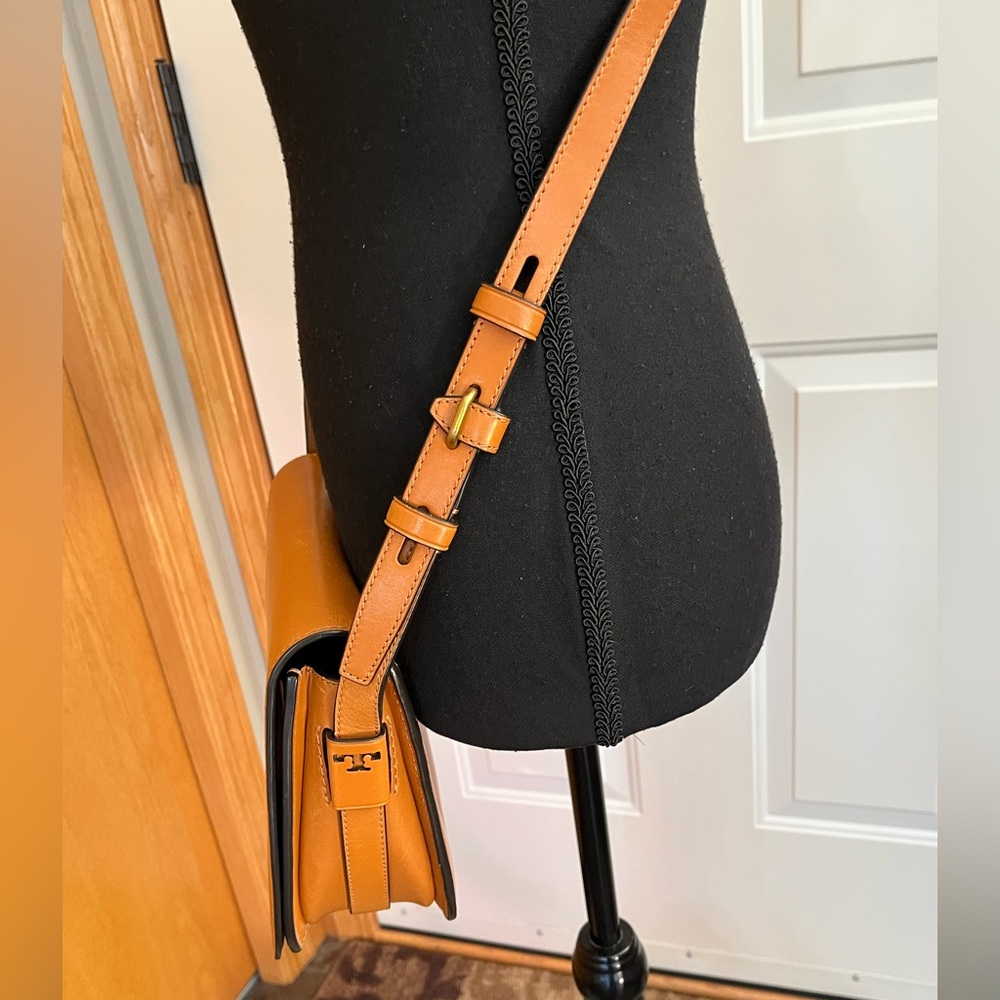 Tory Burch smooth leather crossbody minimalist saddle bag purse camello color - Picture 2 of 16